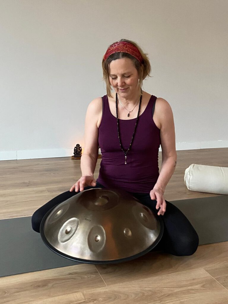 Yogalehrein mit Handpan