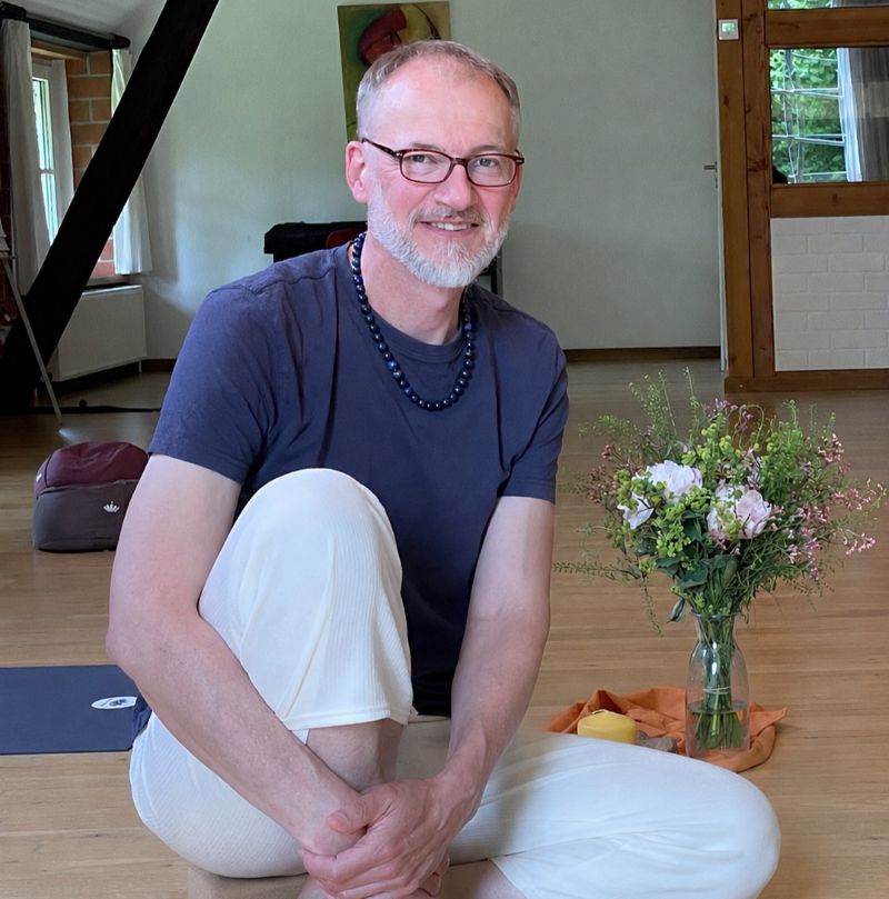 Yogalehrer sitzend