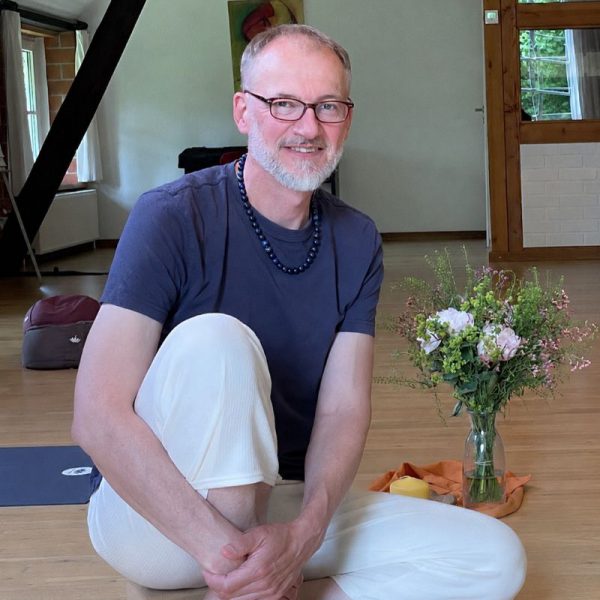Yogalehrer sitzend