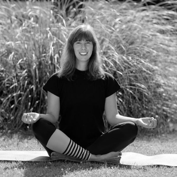 Simone Yogalehrerin im Schneidersitz